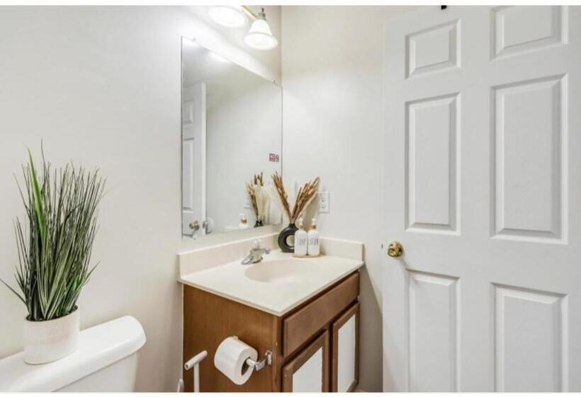 ペンション Charming Basement Hideaway