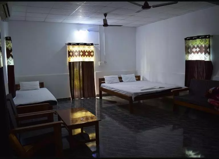 Hotelli Falcon Jungle Resort