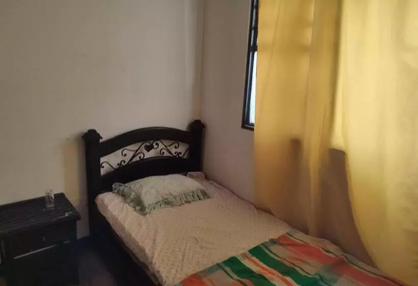 هتل Habitaciones Con 1 Cama Y Baño Privado