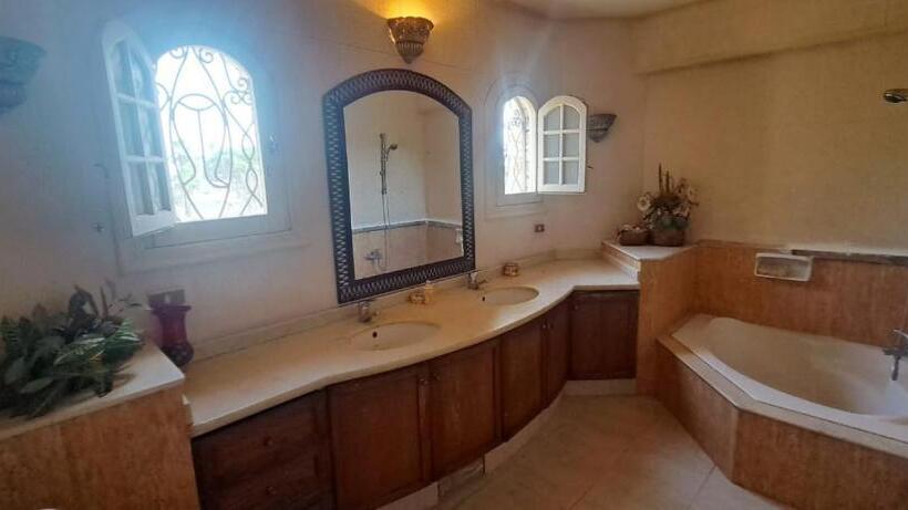 تختخواب و صبحانه Lunar King Mariout