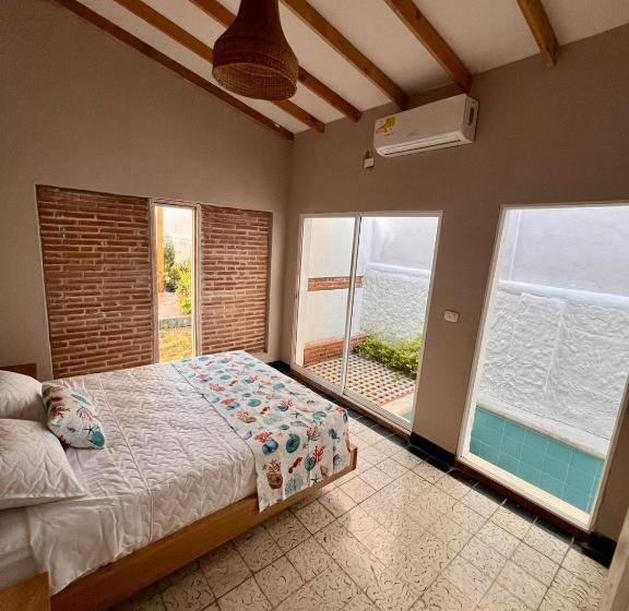 호텔 Colonial Beach Airport