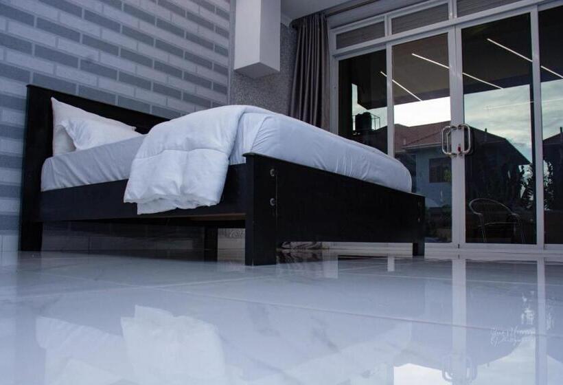 هتل Deluxe 15  Jinja Pool Apartments