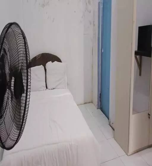 ホテル Spot On 93375 Elang Homestay