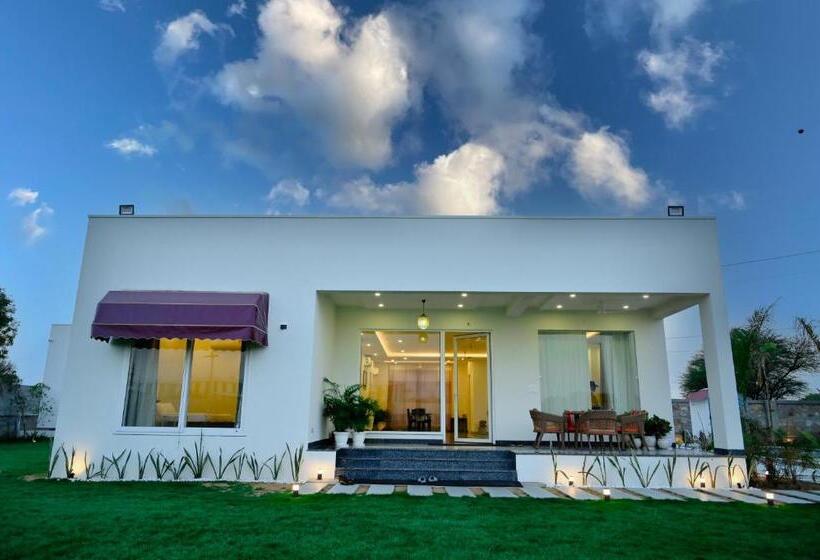 ホテル The Peace  A 2bhk Luxury Private Pool Villa