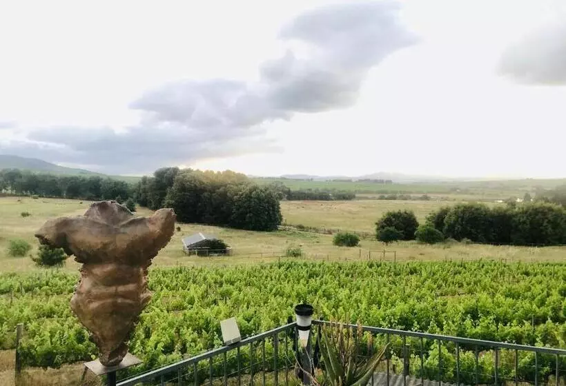 Majatalo Roland’s Valley Art Accommodation