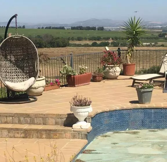 Majatalo Roland’s Valley Art Accommodation