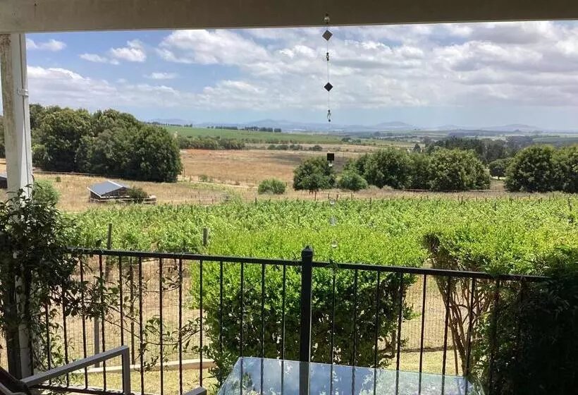 Majatalo Roland’s Valley Art Accommodation