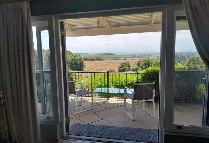 Majatalo Roland’s Valley Art Accommodation