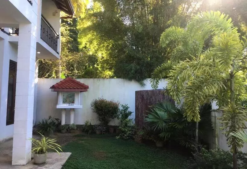 Hotelli Senu Villa Ahangama