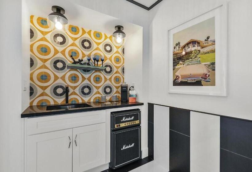 Otel The Honeymoon Suite King Of Rock N Roll