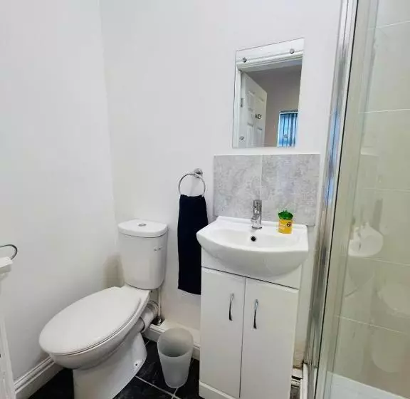 ペンション Luxury Double & Single Rooms With En Suite Private Bathroom In City Centre Stoke On Trent