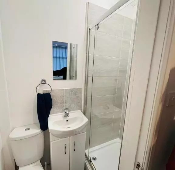 ペンション Luxury Double & Single Rooms With En Suite Private Bathroom In City Centre Stoke On Trent