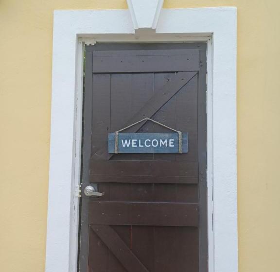 پانسیون Cabin By The Pool