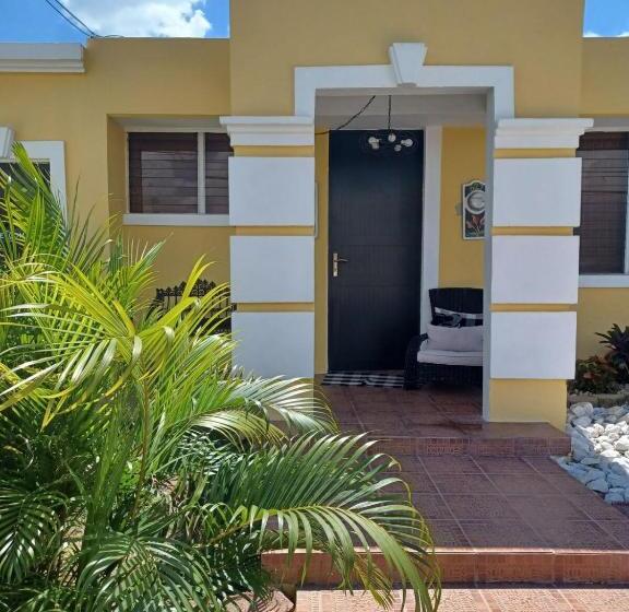 پانسیون Cabin By The Pool