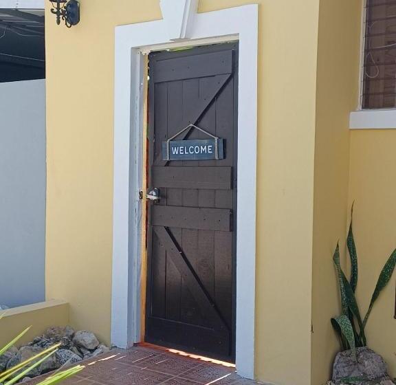 پانسیون Cabin By The Pool