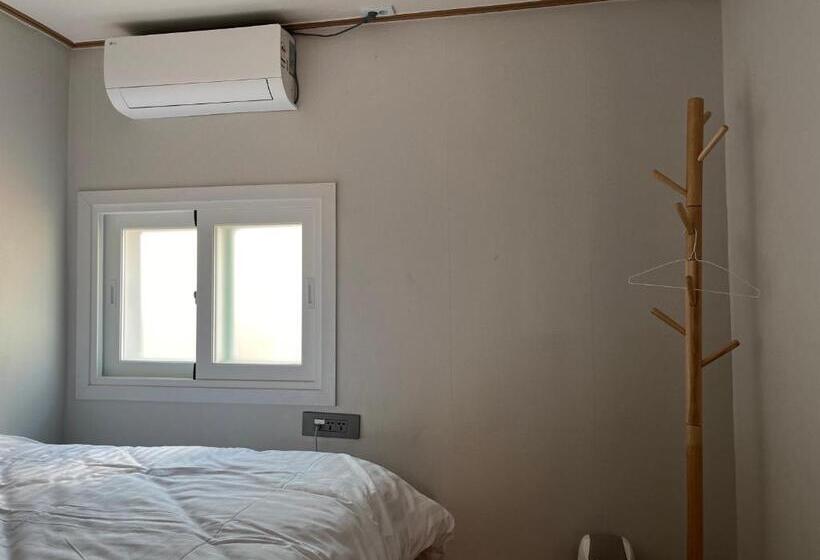 پانسیون Clara House