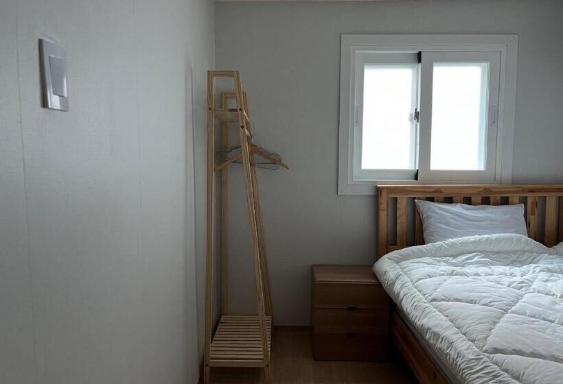 پانسیون Clara House