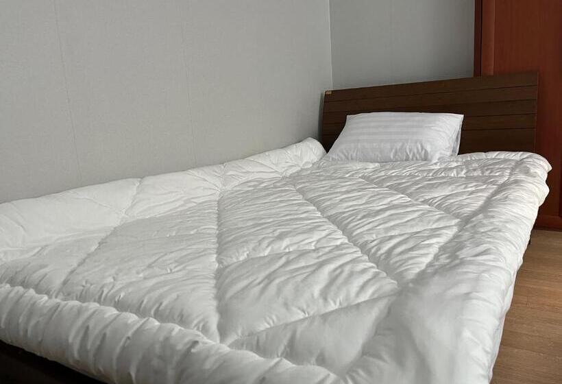 پانسیون Clara House