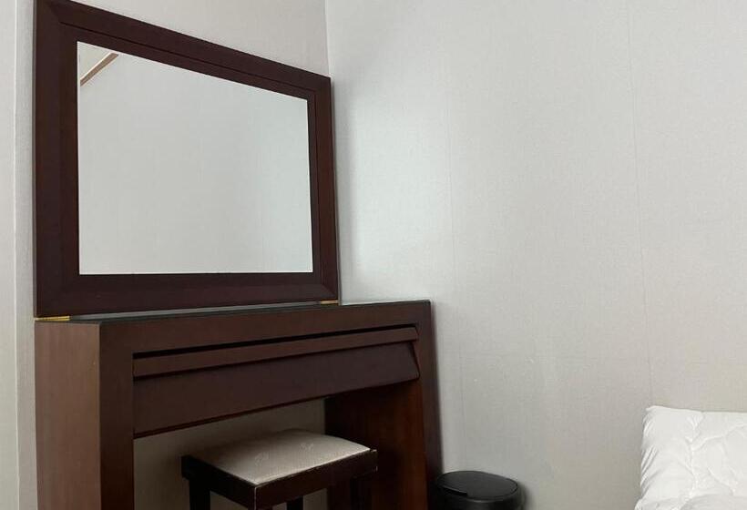 پانسیون Clara House