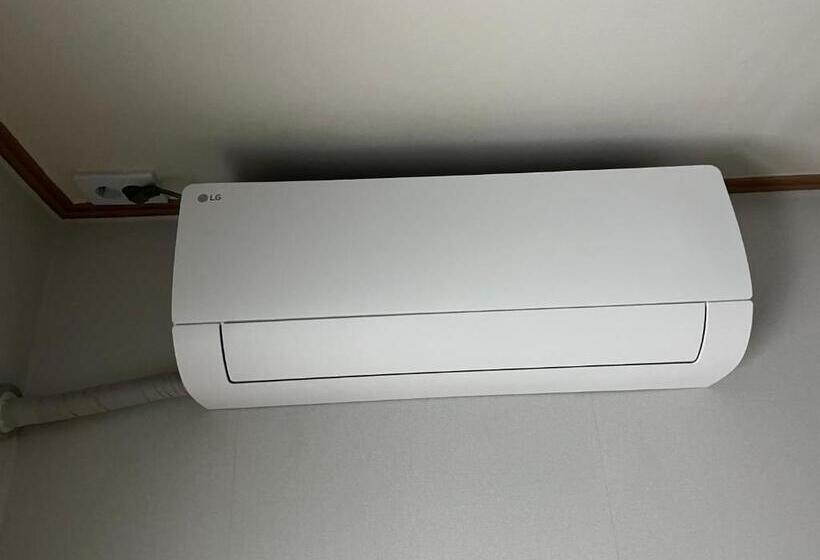 پانسیون Clara House