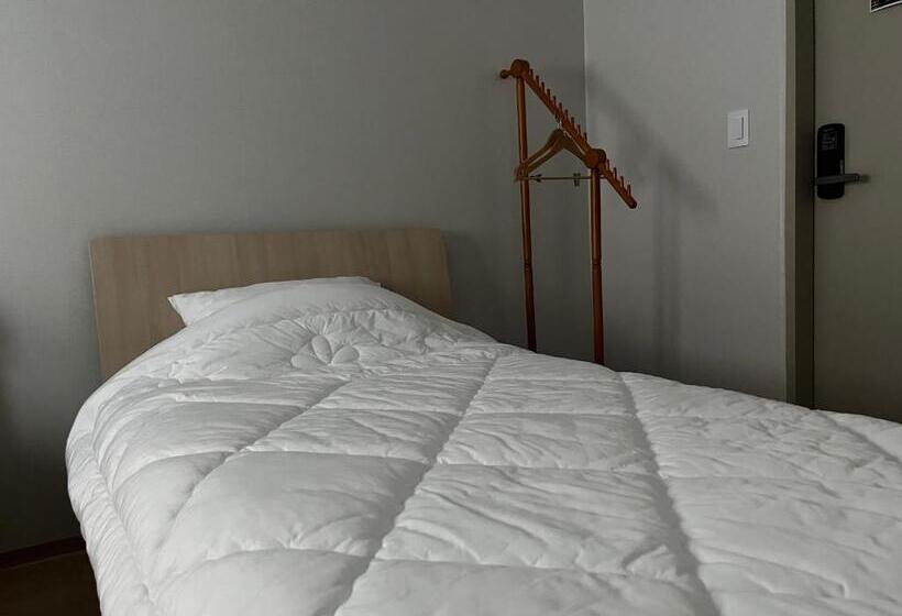 پانسیون Clara House