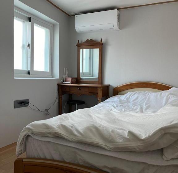 پانسیون Clara House