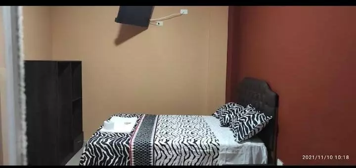 هتل Hostal Llaut