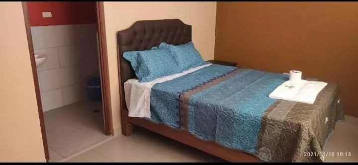 هتل Hostal Llaut