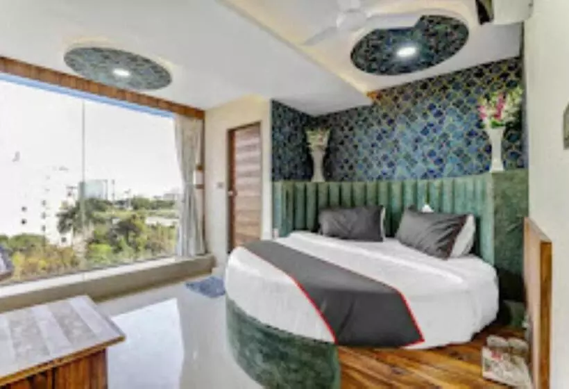 Hotelli Shree Pashupati Royal Vadodara