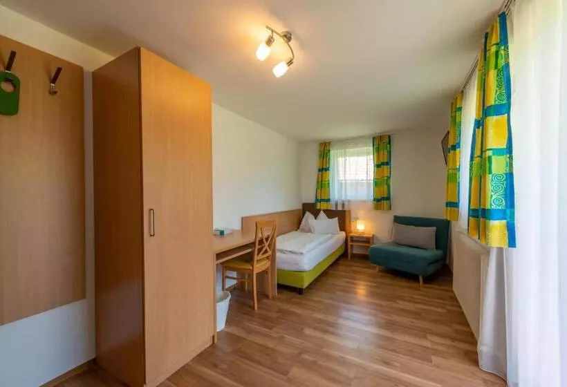 هتل Frühstückspension Haus Ahamer