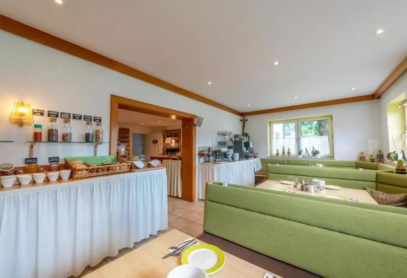 هتل Frühstückspension Haus Ahamer