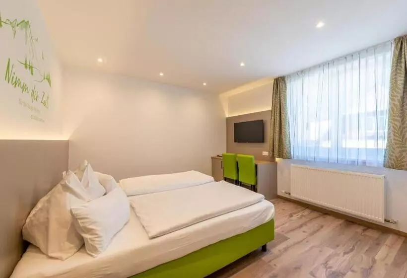 هتل Frühstückspension Haus Ahamer