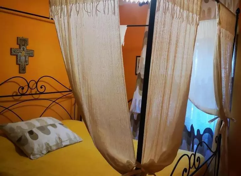 تختخواب و صبحانه Sor Mimi