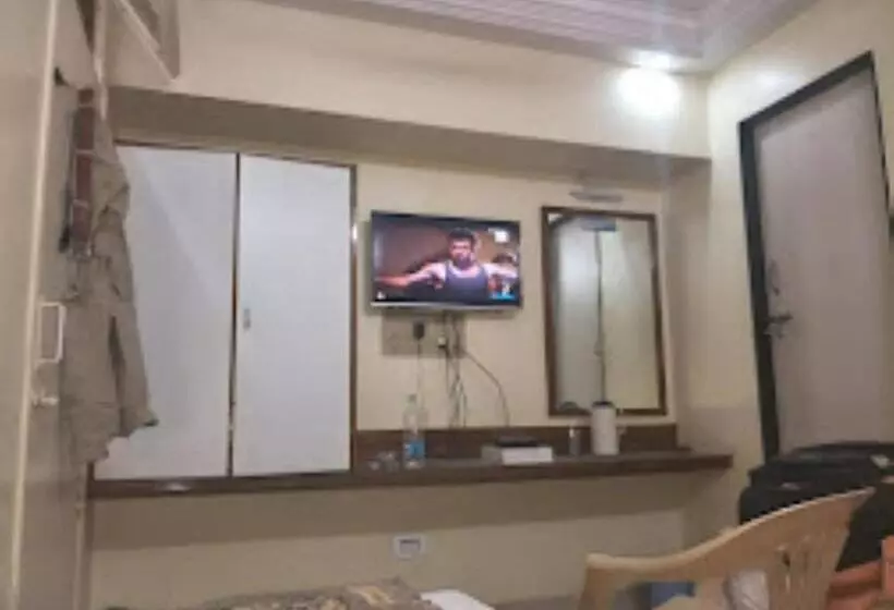 Hôtel Dwarkamai, Dhule
