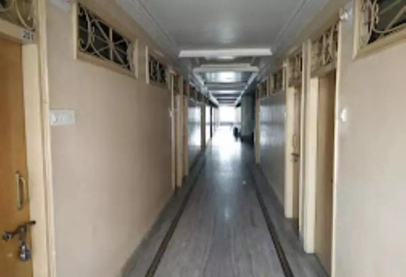 Hôtel Dwarkamai, Dhule