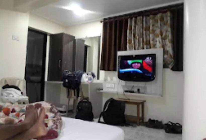 Hôtel Dwarkamai, Dhule
