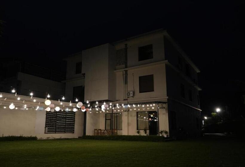 בית מלון כפרי The Monarch