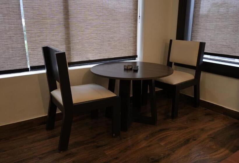 בית מלון כפרי The Monarch