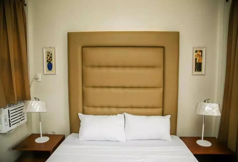 Hotelli Reddoorz At Alejandro S Suites & Venue