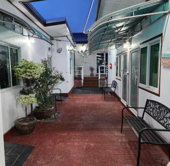 Hotel Baan Sabaijai Viking Home