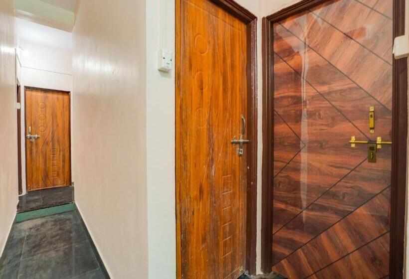 ホテル Oyo Anand Lodging & Restaurant