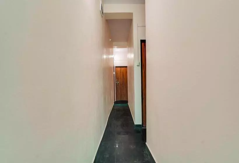 ホテル Oyo Anand Lodging & Restaurant