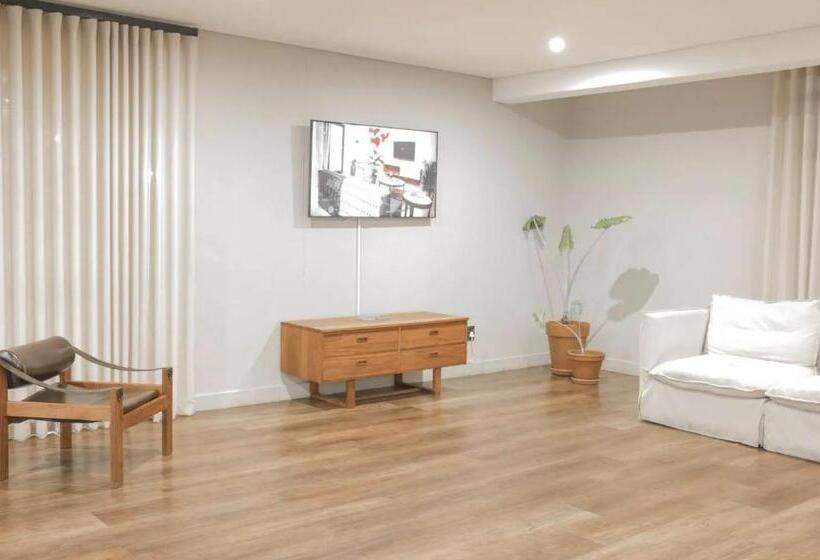 Отель Sandton Studio Luxury, Comfort & Unique Stay