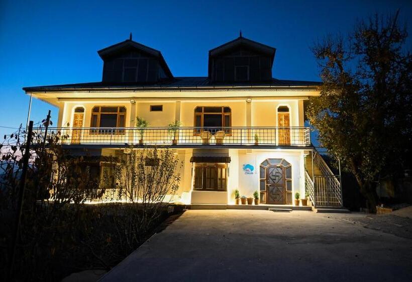 Hotel Stay On The Clouds