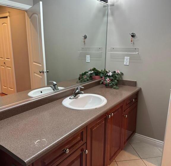 膳宿费 Charming Home In Surrey