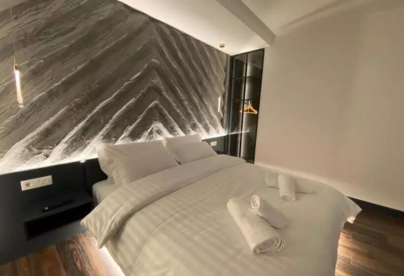 پانسیون Tirana Central Rooms