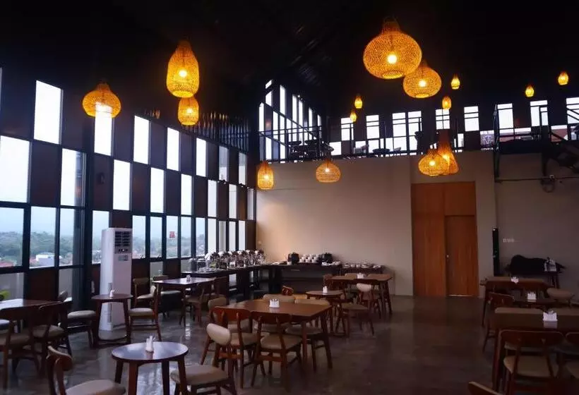 Front One Hotel Gombong