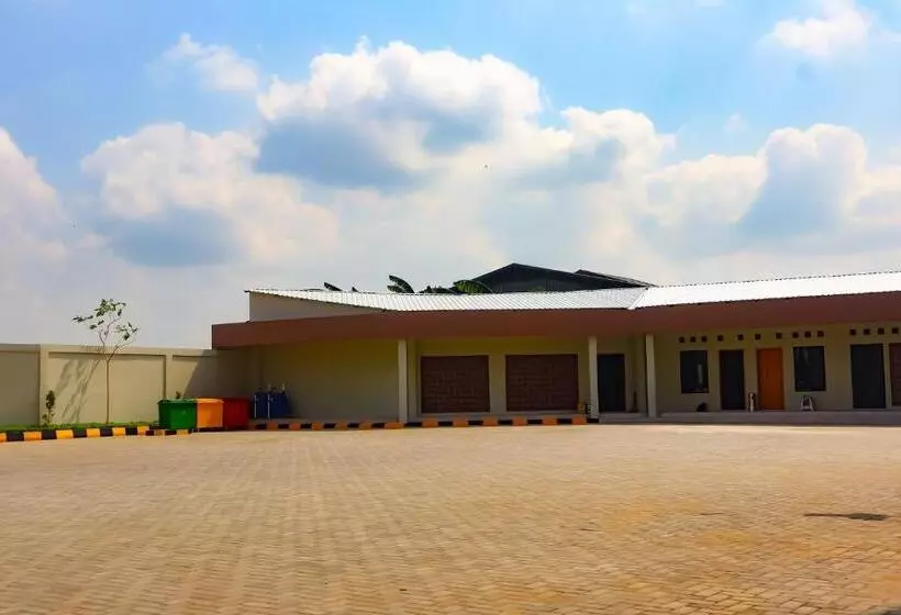 Front One Hotel Gombong