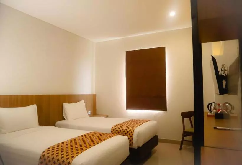 Front One Hotel Gombong