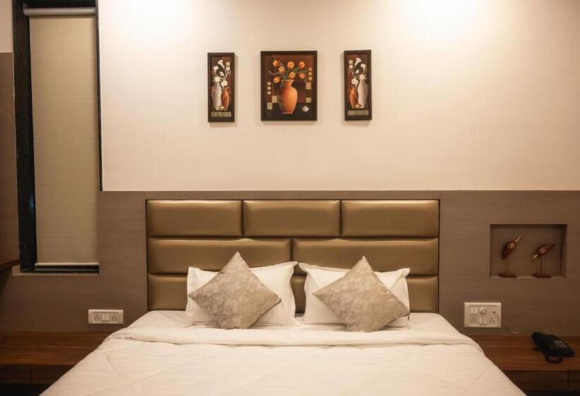 Отель Evershine Stay